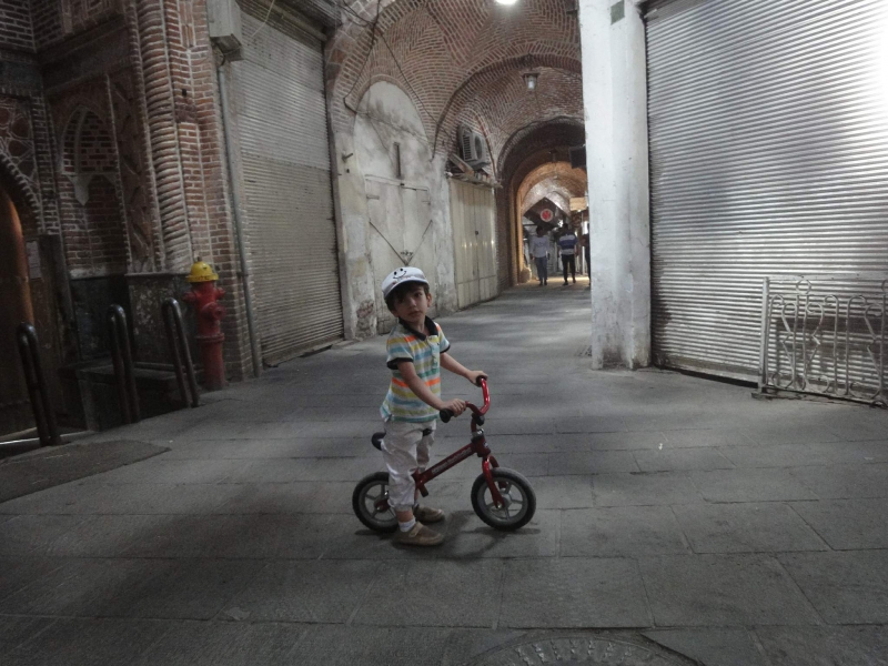 کودک ، دوچرخه و بازار