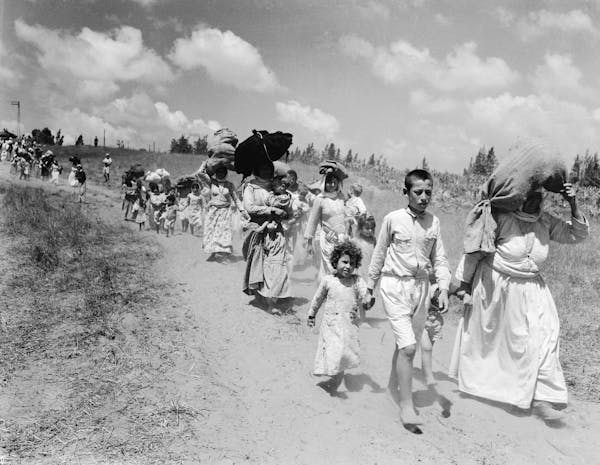 پناهندگان فلسطینی در حال فرار از خشونت در سال 1948 دیده می شوند