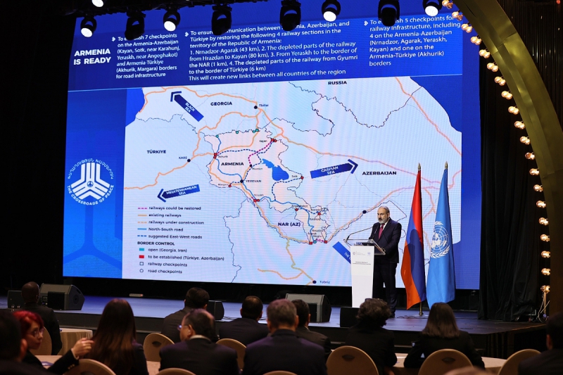 نیکول پاشینیان، نخست وزیر ارمنستان، طرح چهارراه صلح خود را در جریان نشست وزیران کشورهای در حال توسعه محصور در خشکی در ایروان در دسامبر 2023 ارائه می کند. 