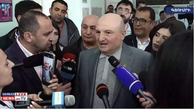 واردان گوکاسیان، شهردار جدید گیومری، در حال گفت‌وگو با خبرنگاران در ۱۶ آوریل. (عکس: تصویربرداری از ویدیوی News.am)