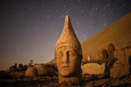 مجسمه های باستانی بر فراز کوه نمرود زیر بارش شهاب