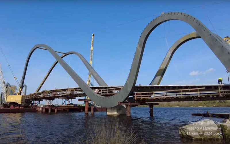 پل موجی به جزیره اوبولونسکی تقریباً تکمیل شده است