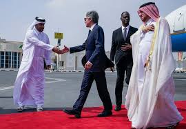 آنتونی بلینکن وزیر امور خارجه آمریکا در فرودگاه قطر.