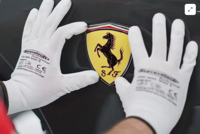 لوگوی فراری در حال نصب بر روی یک خودروی فراری در تأسیسات جدید «ای-بیلدینگ» فراری است، جایی که این سازنده خودروهای لوکس اسپرت در حال آزمایش خطوط تولید پیش از شروع مورد انتظار تولید خودرو در اوایل سال ۲۰۲۵ 