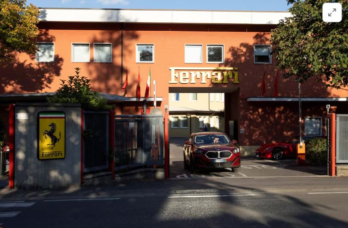 یک خودرو از دروازه ورودی مقر فراری در مارانلو، ایتالیا، خارج می‌شود، ۲ اکتبر ۲۰۲۵