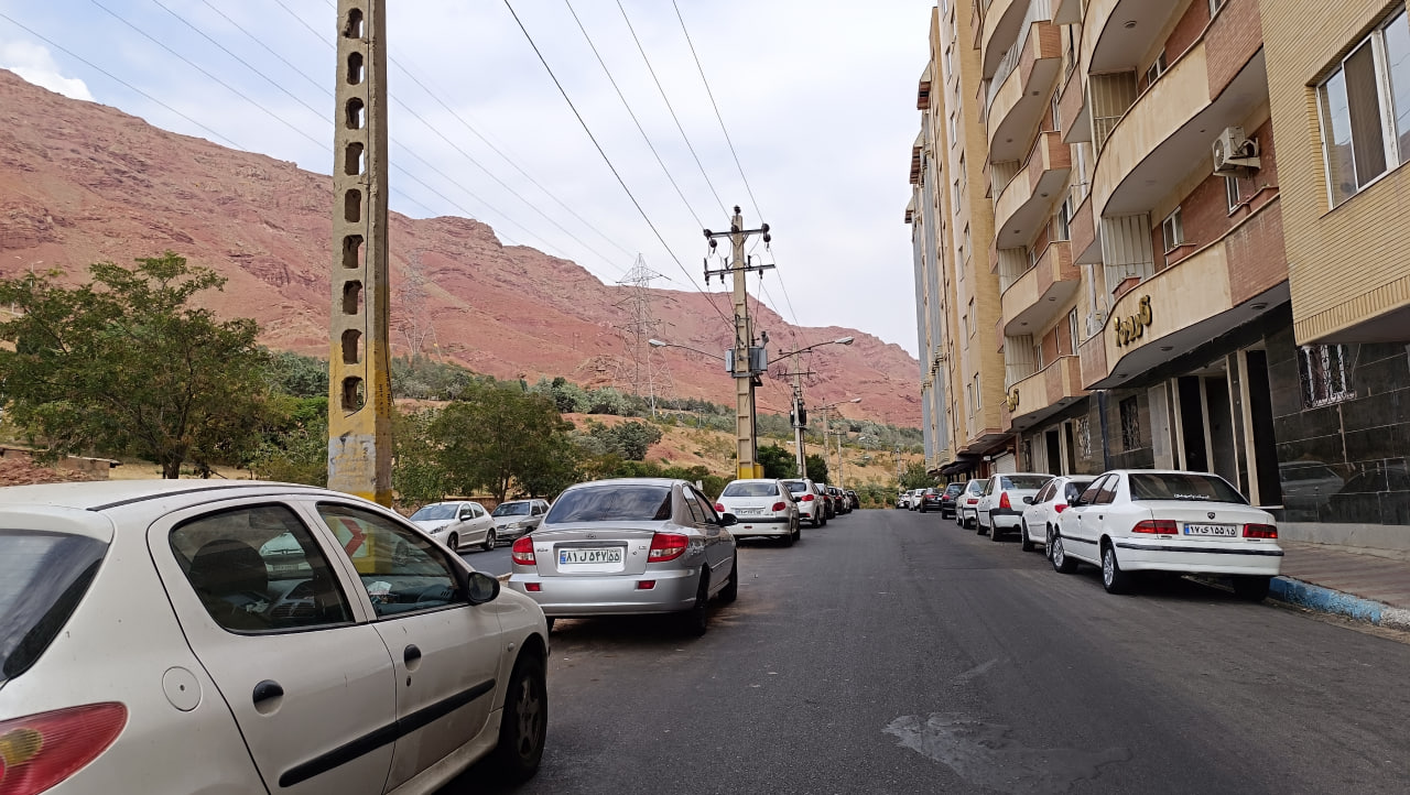 وقتی در دوسمت خیابان ماشین توقف می کند