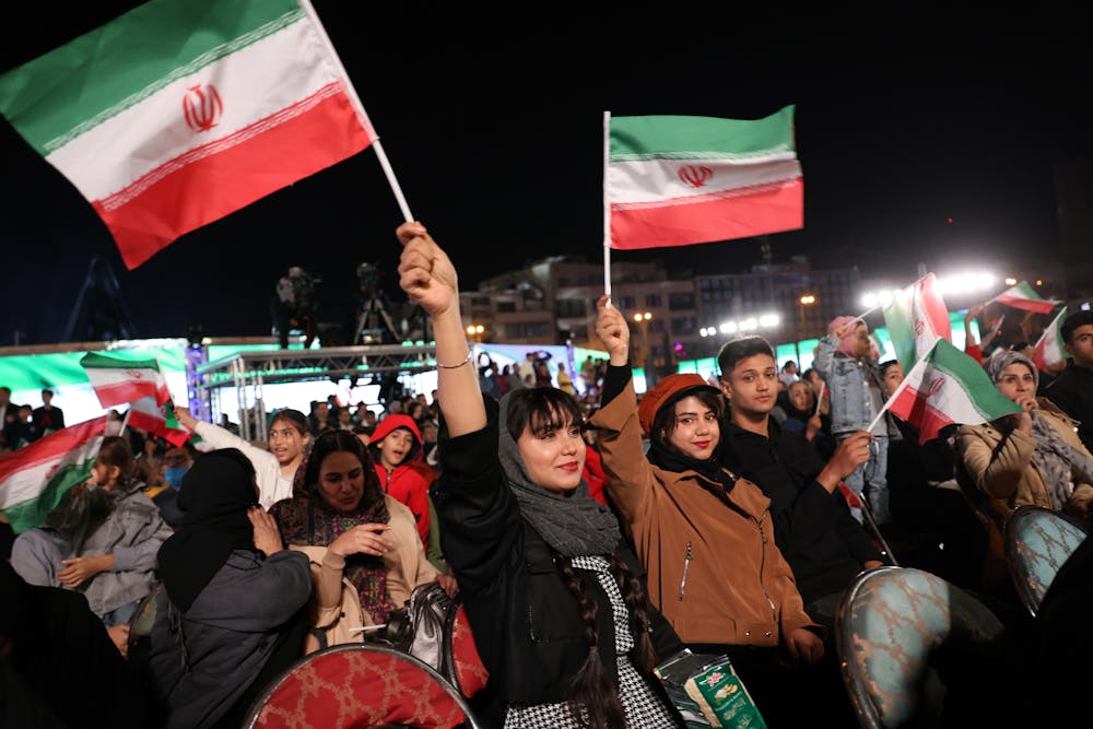 دختران و پسران در مراسم جشن پرده برداری از مجسمه