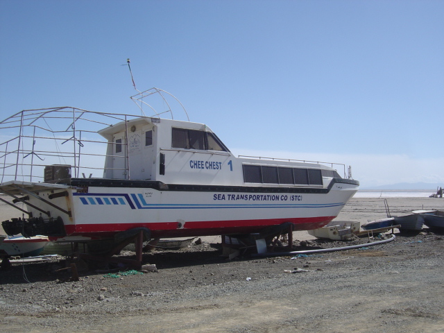 قایق به نمک نشسته